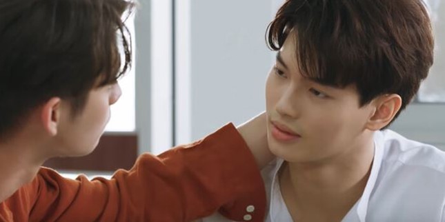 2gether The Series: Thấy Tine bị tình địch nhăm nhe, Sarawat quyết định tỏ tình luôn ảnh 2