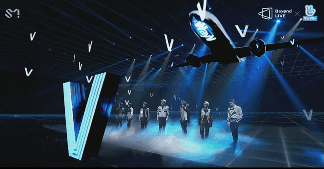 Bùng nổ cảm xúc với concert trực tuyến của WayV: Sân khấu đỉnh cao, Lucas bật khóc vì fan ảnh 1