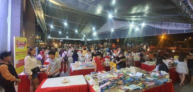 Đà Nẵng cuối tuần: Đến ngay Hội sách nửa giá “rinh” sách hay giá siêu rẻ về nhà ảnh 1