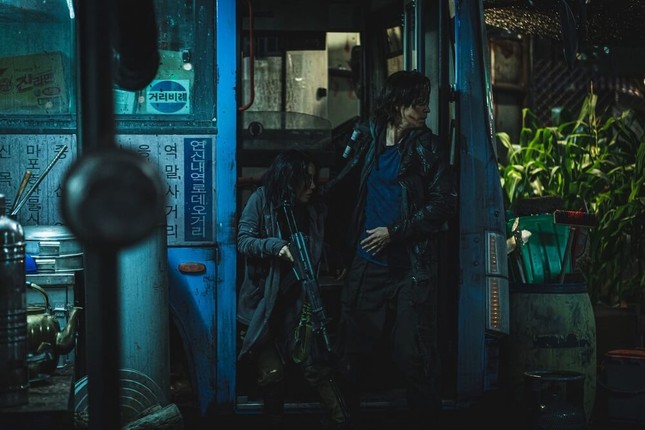 Kang Dong Won - “Thánh sống” IQ 137 chẳng ngại gì, chỉ ngại lũ zombie ảnh 2