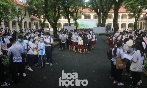 Sĩ tử thi tốt nghiệp THPT đợt 2 tiếc nuối vì đề thi dễ, sốt ruột sợ trường "hết chỗ" ảnh 1