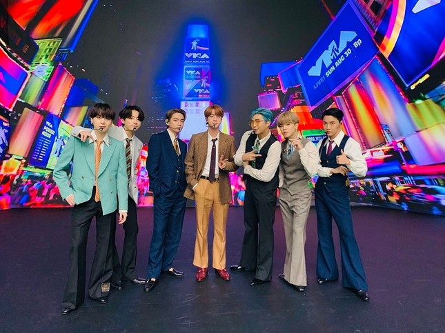 ARMY không ngủ, mừng kỳ tích BTS mang về cho châu Á sau gần 60 năm trên Billboard Hot 100 ảnh 1