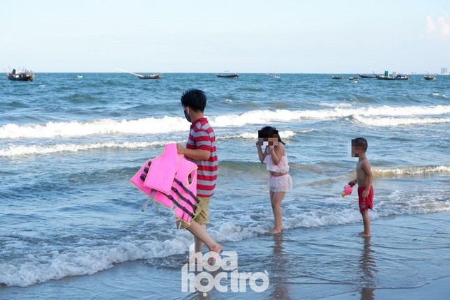 Đà Nẵng: Teen “check-in” Cầu Vàng phiên bản yêu nước, nô nức tắm biển sau bão và COVID-19 ảnh 6