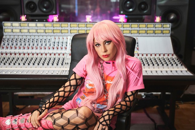 Thì ra Lady Gaga “biết” tiếng Việt, còn kêu gọi các fan “xem ngay và liền MV 911 cho chụy” ảnh 4