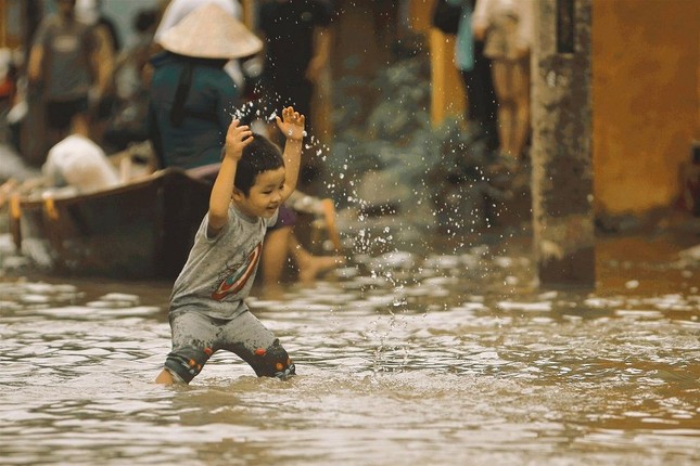Những câu chuyện đáng yêu đằng sau bộ ảnh “Venice Hội An” thắp sáng những ngày mưa lũ ảnh 2
