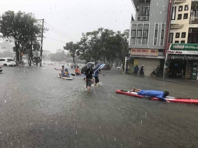 Đường phố Đà Nẵng hóa sông, người dân đổ ra chèo thuyền, bắt cá mặc thành phố can ngăn ảnh 4