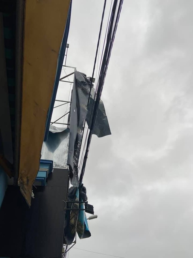 Tình hình bão số 9 đi qua miền Trung: Cúp điện nhiều nơi, mái tôn bay như giấy ảnh 2