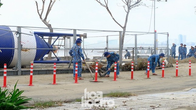 Đà Nẵng sau cơn cuồng phong bão số 9: Mỗi người một tay dọn dẹp cảnh ngổn ngang ảnh 3