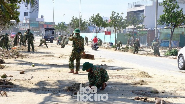 Đà Nẵng sau cơn cuồng phong bão số 9: Mỗi người một tay dọn dẹp cảnh ngổn ngang ảnh 5