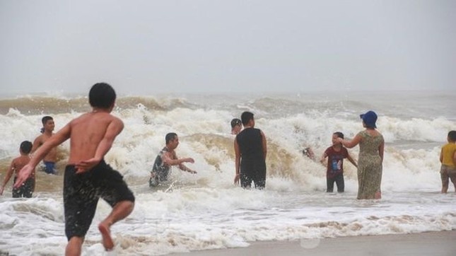 Dù khá ngổn ngang nhưng thành phố Đà Nẵng đã bình yên sau khi bão số 13 đi qua ảnh 4