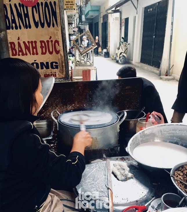 Hà Nội ăn gì ngày rét đậm: Ủ ấm chiếc bụng đói với đĩa bánh cuốn tráng liền cực “cuốn“ ảnh 1