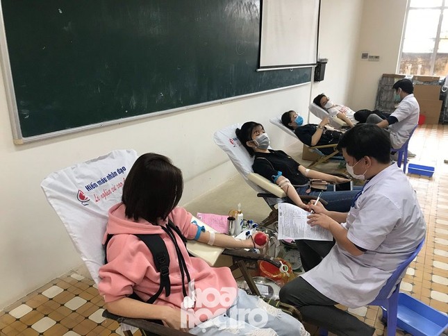 Chủ Nhật Đỏ: Sinh viên ĐH Đà Nẵng sưởi ấm ngày Đông lạnh bằng những giọt máu hồng ảnh 3