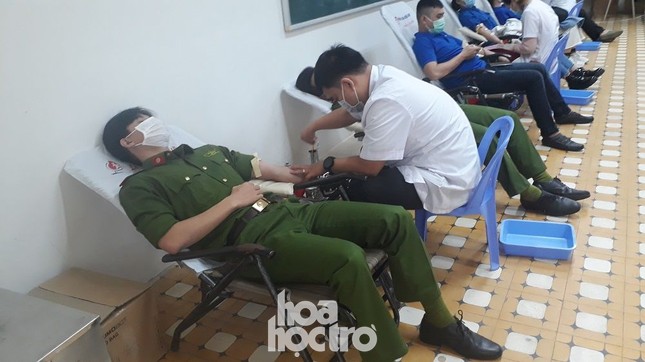 Chủ Nhật Đỏ: Sinh viên ĐH Đà Nẵng sưởi ấm ngày Đông lạnh bằng những giọt máu hồng ảnh 4