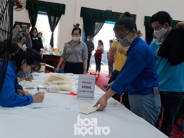 Sinh viên Đà Nẵng tích cực tham gia hoạt động tình nguyện tại “Ngày hội hiến máu” năm 2021 ảnh 4