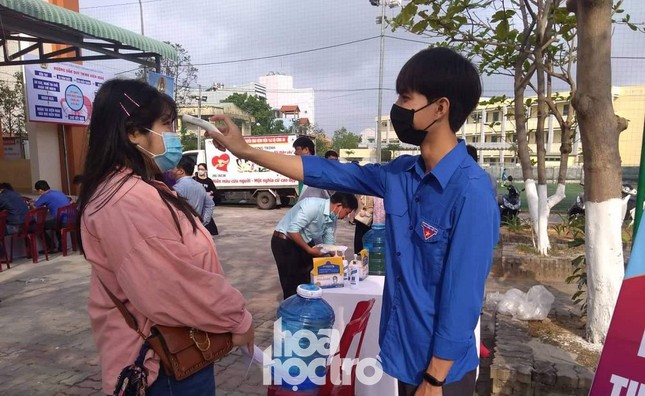 Sinh viên Đà Nẵng tích cực tham gia hoạt động tình nguyện tại “Ngày hội hiến máu” năm 2021 ảnh 3