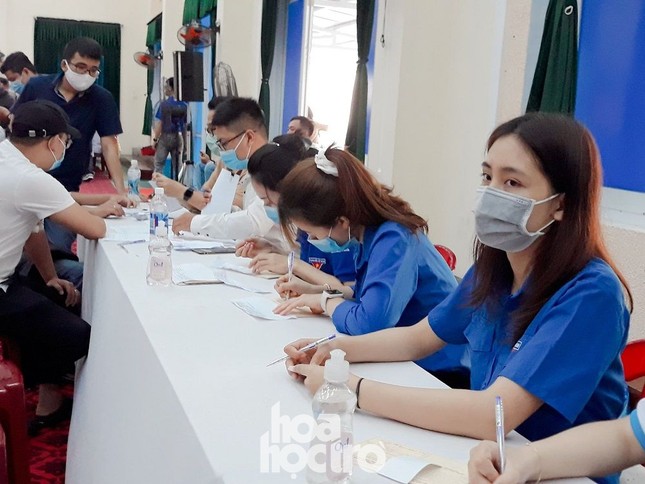 Sinh viên Đà Nẵng tích cực tham gia hoạt động tình nguyện tại “Ngày hội hiến máu” năm 2021 ảnh 2