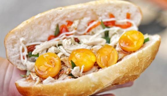 Ăn sáng cùng Sài Gòn: Liêu xiêu cùng món bánh mì gà xé trứng non lòng đào ngon dzách lầu ảnh 2