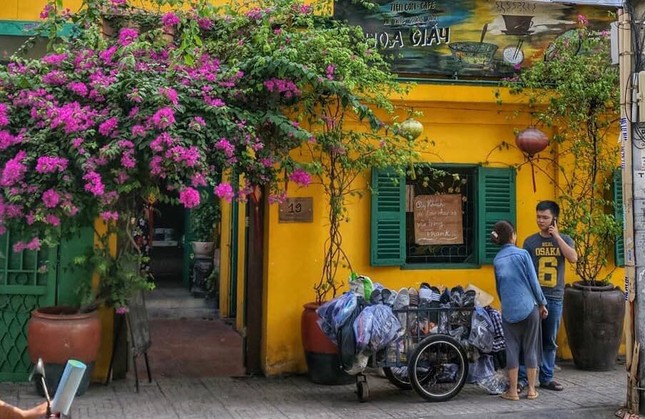 Cà phê vintage mô phỏng Hội An mộng mơ trong khu chung cư “sống ảo” nhất Sài Gòn ảnh 1
