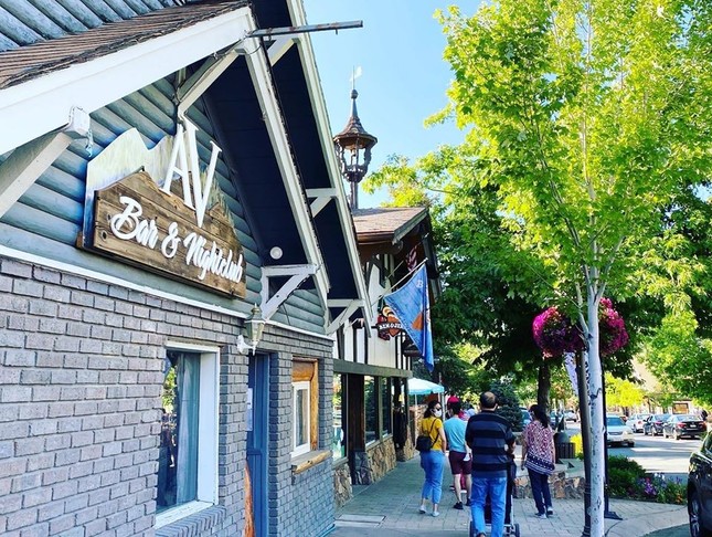 Big Bear Lake (hồ Gấu Bự) - thành phố trên núi được bao quanh bởi hàng thông xanh rì ảnh 1