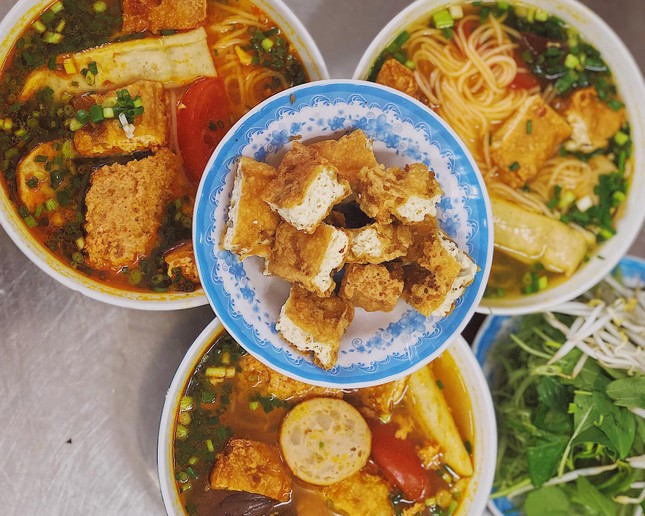 Sài Gòn hẻm: Có gì hấp dẫn trong đĩa bánh ướt 60 năm tuổi và tô bún riêu ngon nức tiếng? ảnh 4