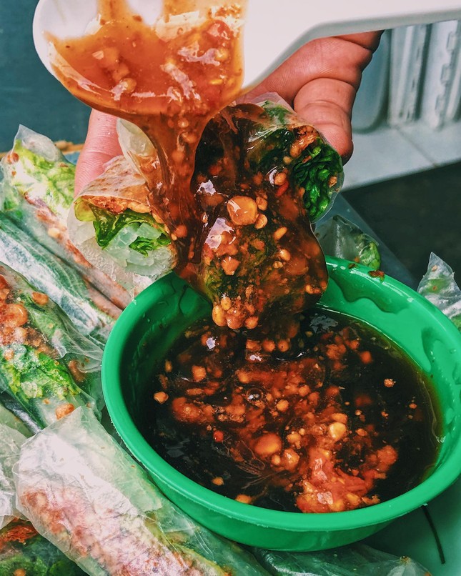 Menu ăn vặt “ba chấm là ngất ngây” của teen Sài Gòn: Bò bía 1,5K, súp “gói cả thế giới“ ảnh 3