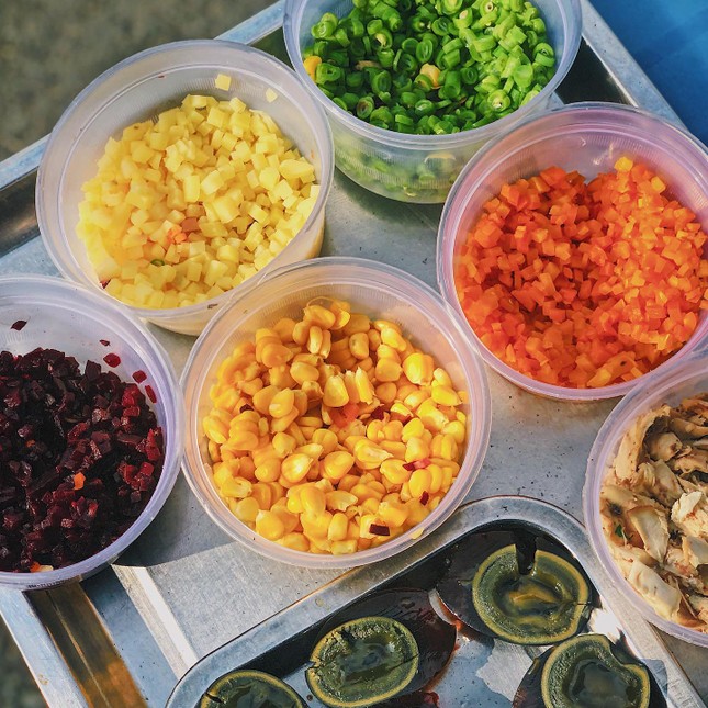 Menu ăn vặt “ba chấm là ngất ngây” của teen Sài Gòn: Bò bía 1,5K, súp “gói cả thế giới“ ảnh 6
