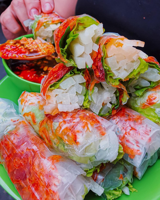 Ăn vặt với bò bía tôm chấy chỉ 2K5 hoặc bánh hotdog ngập phô mai, cắn một miếng là hết ý ảnh 2