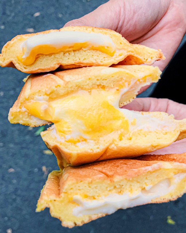 Ăn vặt với bò bía tôm chấy chỉ 2K5 hoặc bánh hotdog ngập phô mai, cắn một miếng là hết ý ảnh 4