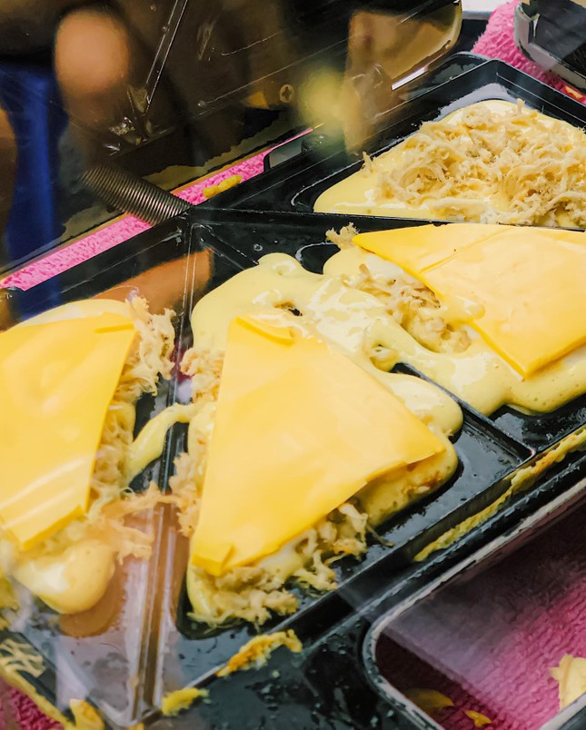 Ăn vặt với bò bía tôm chấy chỉ 2K5 hoặc bánh hotdog ngập phô mai, cắn một miếng là hết ý ảnh 6