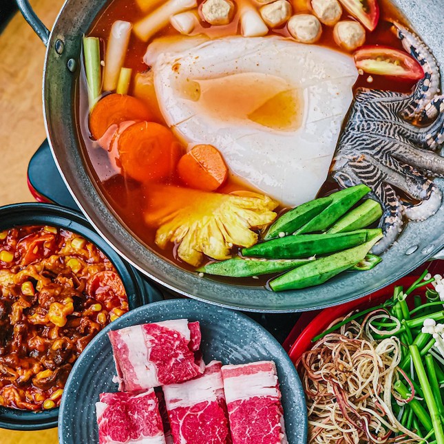 Xì xụp bên nồi lẩu mực khổng lồ cay cay hay lẩu hải sản chua ngọt ngon nức nở? ảnh 1