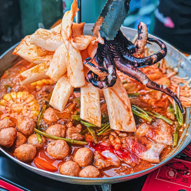 Xì xụp bên nồi lẩu mực khổng lồ cay cay hay lẩu hải sản chua ngọt ngon nức nở? ảnh 2