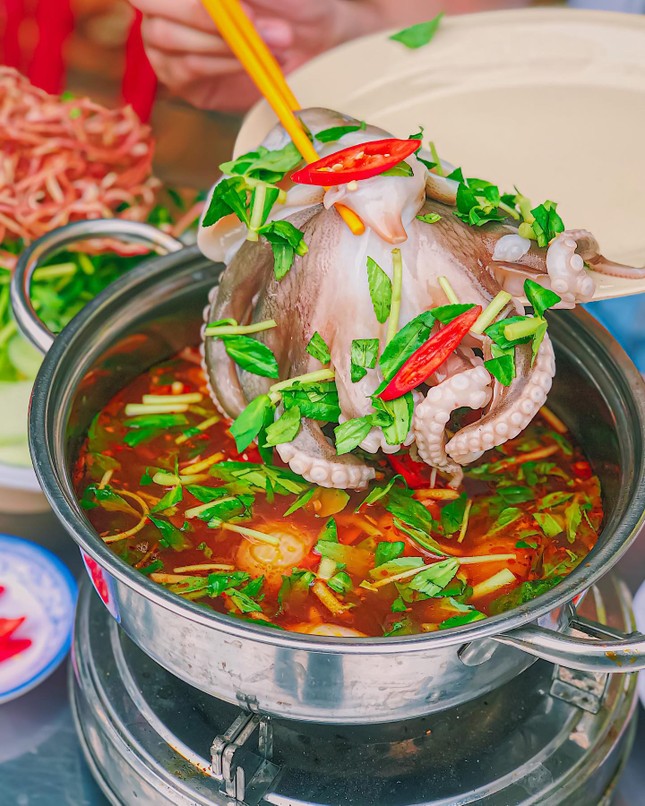 Xì xụp bên nồi lẩu mực khổng lồ cay cay hay lẩu hải sản chua ngọt ngon nức nở? ảnh 5
