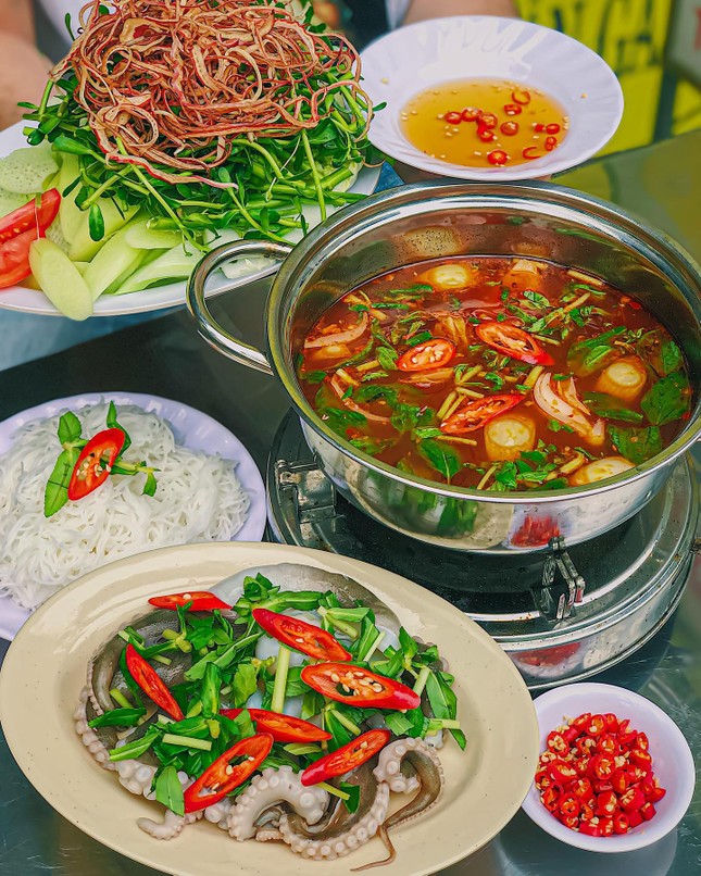 Xì xụp bên nồi lẩu mực khổng lồ cay cay hay lẩu hải sản chua ngọt ngon nức nở? ảnh 4