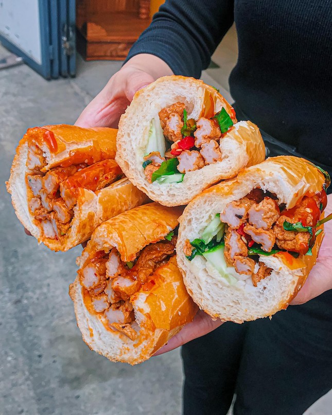 Giờ ăn đến rồi: Bánh mì chả cá giòn thơm hay bò né sốt phô mai kéo sợi? ảnh 1