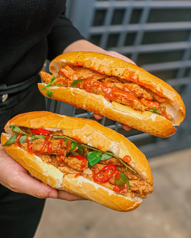Giờ ăn đến rồi: Bánh mì chả cá giòn thơm hay bò né sốt phô mai kéo sợi? ảnh 2