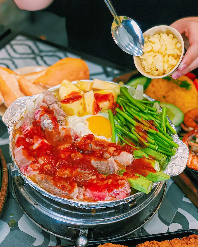 Giờ ăn đến rồi: Bánh mì chả cá giòn thơm hay bò né sốt phô mai kéo sợi? ảnh 5