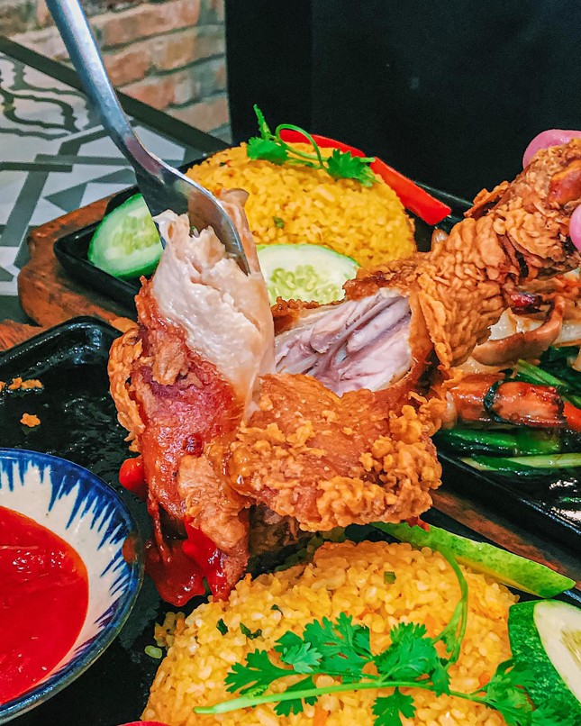 Giờ ăn đến rồi: Bánh mì chả cá giòn thơm hay bò né sốt phô mai kéo sợi? ảnh 6