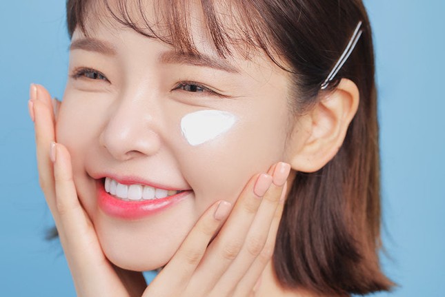 Muốn da không bị khô hay bết dính khi thoa kem chống nắng? Học ngay những bí kíp này! ảnh 2