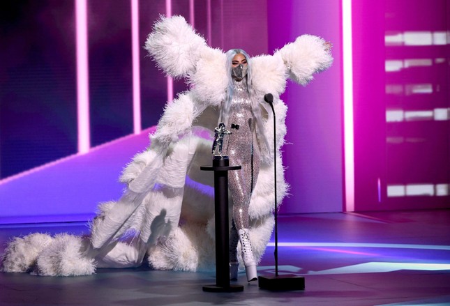 VMAs 2020: Lady Gaga chiếm sóng với “bộ sưu tập” thời trang vừa ngầu vừa đẳng cấp ảnh 4