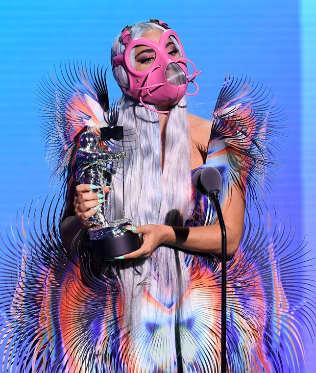 VMAs 2020: Lady Gaga chiếm sóng với “bộ sưu tập” thời trang vừa ngầu vừa đẳng cấp ảnh 3