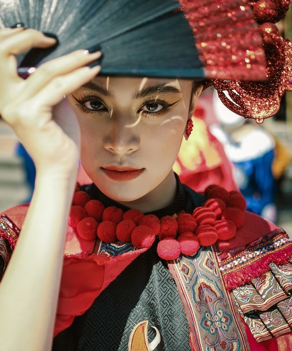 Trong thế giới fangirl: Hoàng Thùy Linh - Từ vàng anh gãy cánh hóa phượng hoàng tung bay ảnh 2