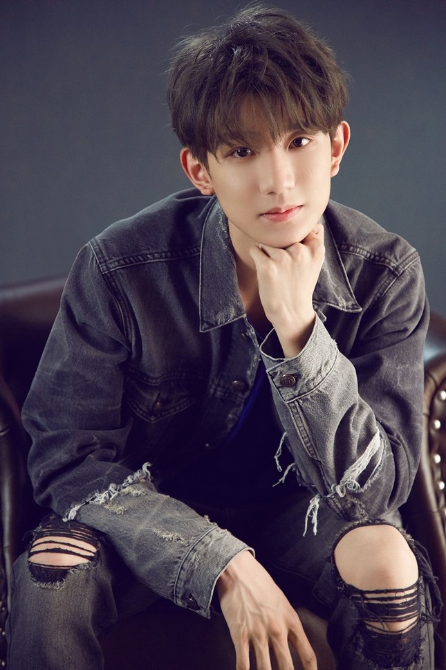 Trong thế giới fangirl: Cuộc đời tôi may mắn nhất chính là gặp được em, Vương Nguyên! ảnh 2