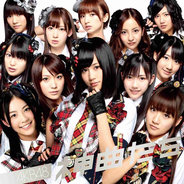 Trong thế giới fangirl: Dõi theo đôi chân trần của AKB48 chạy đến vinh quang và lớn lên ảnh 1
