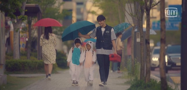 Lee Do Hyun là “Hoàng tử mưa” của “18 Again”, cứ quay cảnh mưa là đẹp rụng rời! ảnh 4