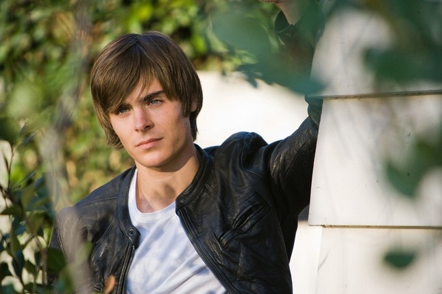 So với phim gốc “17 Again”, bản remake “18 Again” giống và khác những điểm nào? ảnh 1