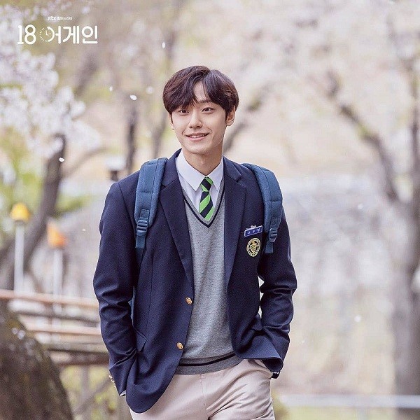 So với phim gốc “17 Again”, bản remake “18 Again” giống và khác những điểm nào? ảnh 4