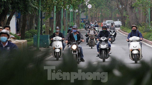 Người dân chủ quan, giao thông Hà Nội không có dấu hiệu 'cách ly toàn xã hội' ảnh 11