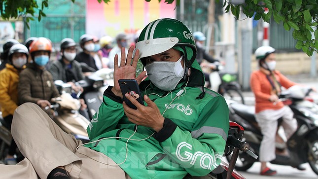 Người dân chủ quan, giao thông Hà Nội không có dấu hiệu 'cách ly toàn xã hội' ảnh 13
