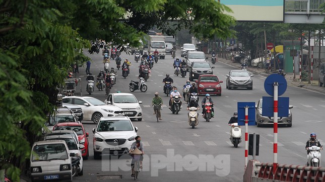 Người dân chủ quan, giao thông Hà Nội không có dấu hiệu 'cách ly toàn xã hội' ảnh 14