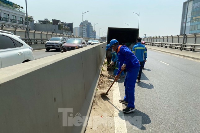 Rác thải 'tấn công' đường Vành đai 2 trên cao, đơn vị quản lý nói gì? ảnh 2